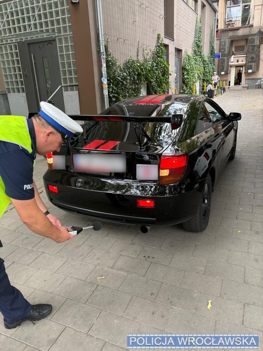 Samochody, kt&oacute;re zostały skontrolowane pod kątem nadmiernego hałasu - policja zatrzymała 17 dowod&oacute;w rejestracyjnych