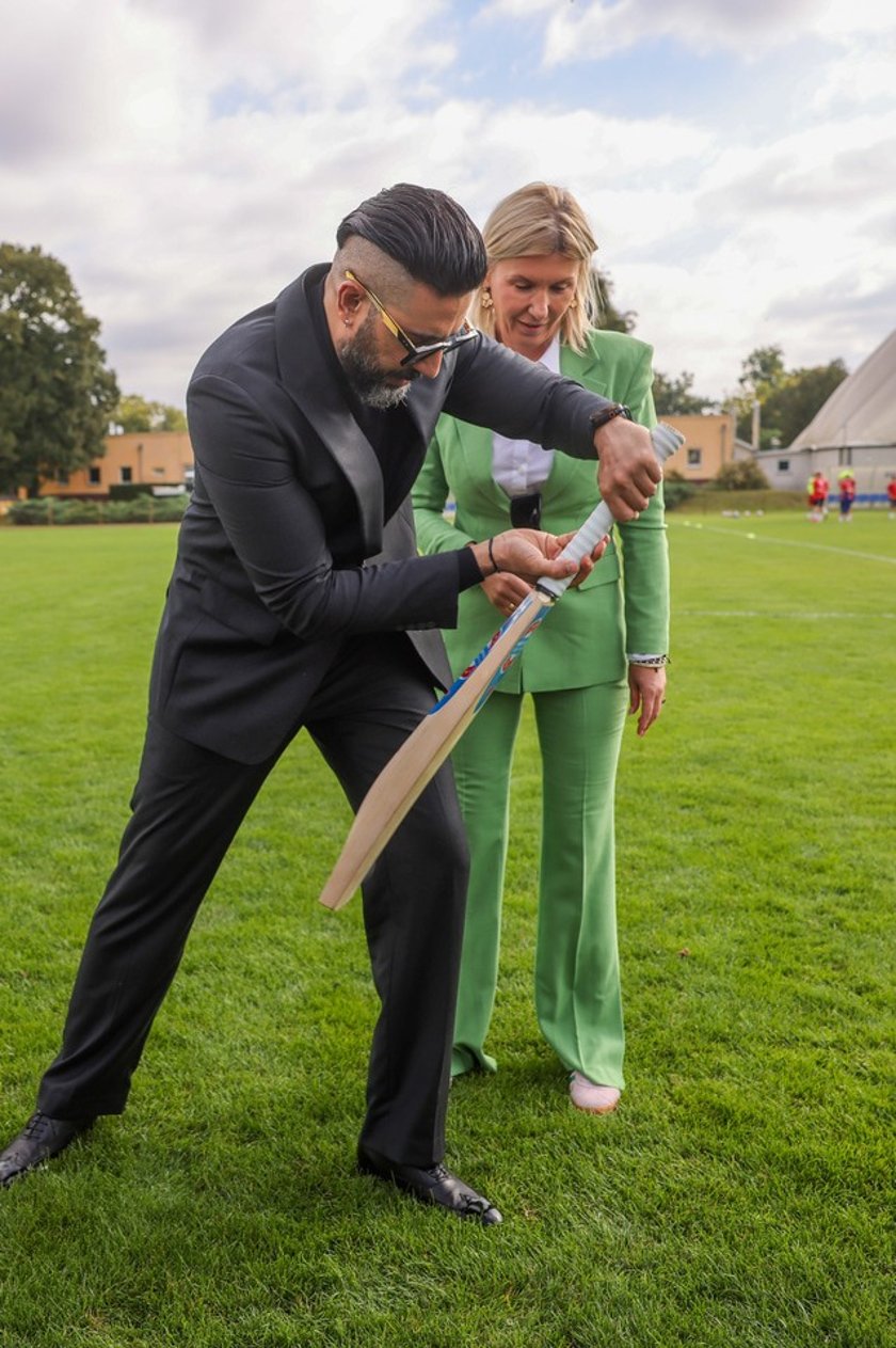 Powiększ obraz: <p>Wizyta Abhisheka Bachchana we Wrocławiu &ndash; uroczystość zapowiadająca powstanie pierwszego we Wrocławiu boiska do krykieta im. Amitabha Bachchana</p>