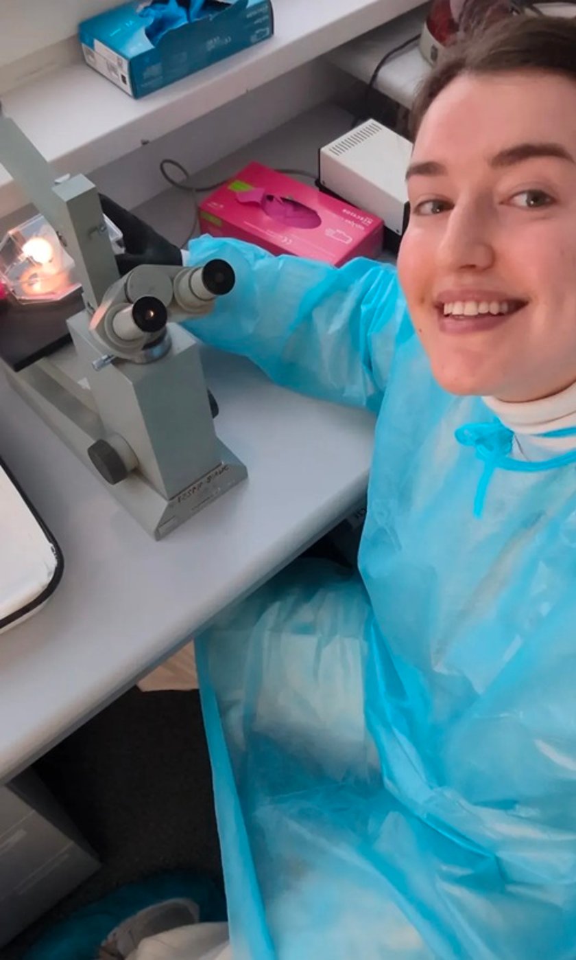 Powiększ obraz: Nicole Krynicka, doktorantka ze Studenckiego Koła Naukowego przy IITD PAN w laboratorium