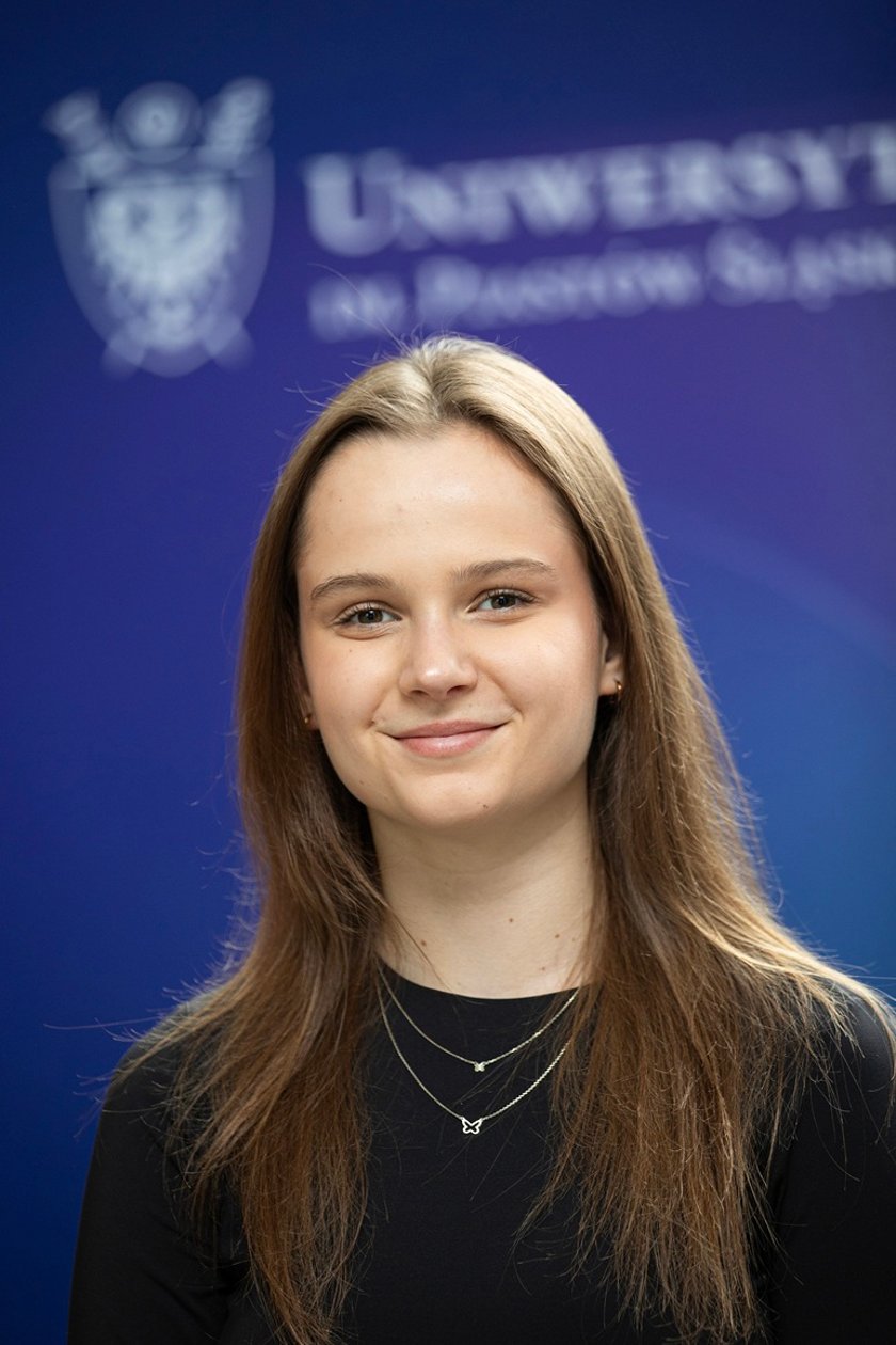 Powiększ obraz: Wiktoria Mataśka z SKN Mikrobiologii Farmaceutycznej MICRO&Pharm