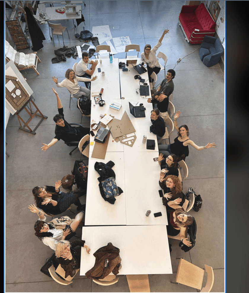 Powiększ obraz: Studenci z Koła Naukowego DeForma siedzący przy stole, widok z góry