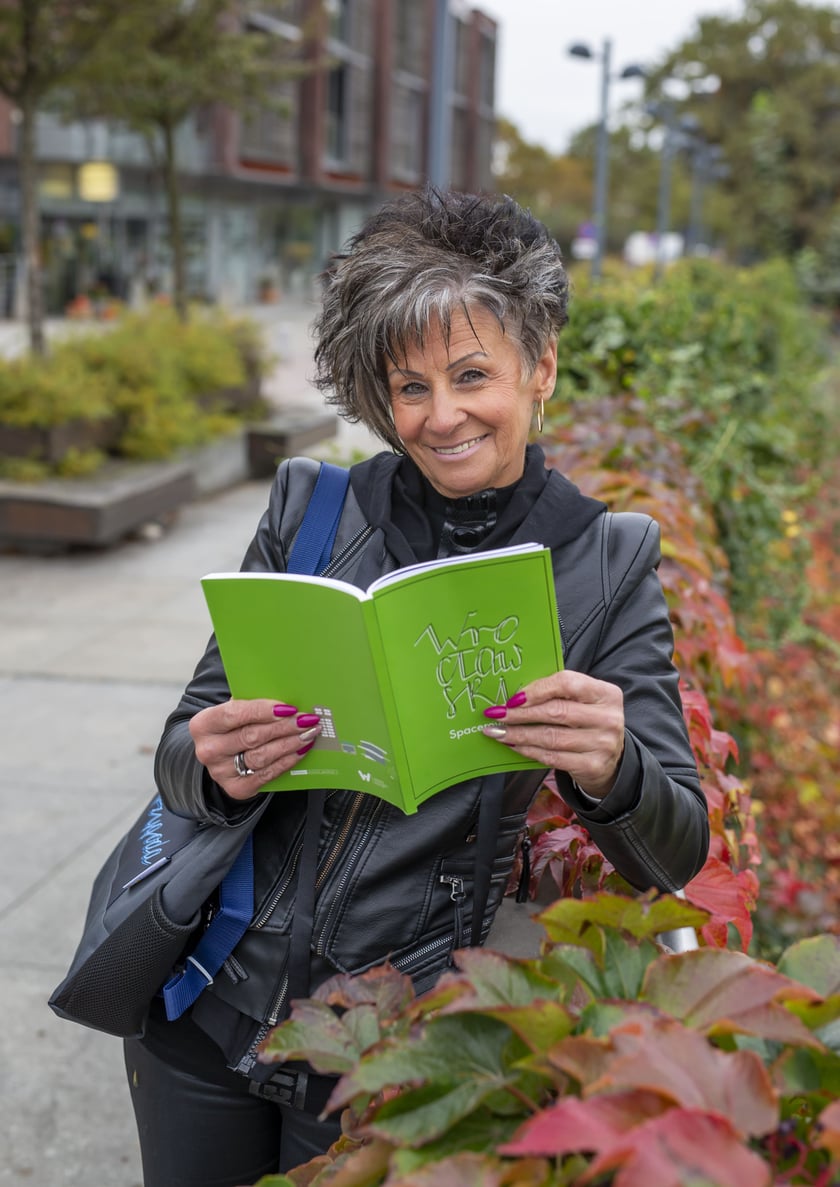 Powiększ obraz: Pani Halina ze Spacerownikiem Seniora