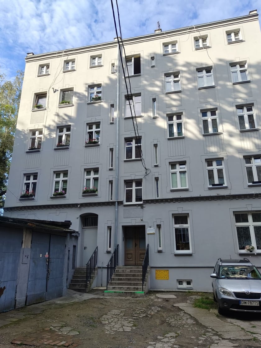 Powiększ obraz: <p>Podwórko przy ul. Brzeskiej 25a, stan przed remontem.</p>