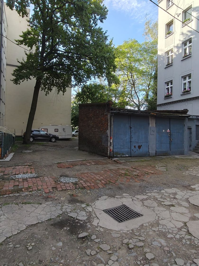 Powiększ obraz: <p>Podwórko przy ul. Brzeskiej 25a, stan przed remontem.</p>