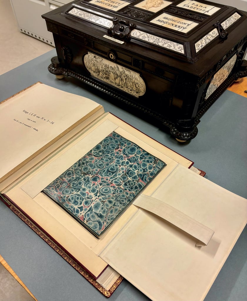 Powiększ obraz: Rękopis i skrzynia wykonana do jego przechowywania