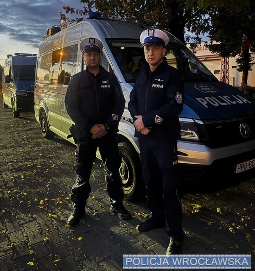 Powiększ obraz: <p>Policjanci odwieźli Mikołaja do domu, a sprawa na szczęscie dobrze się zakończyła</p>