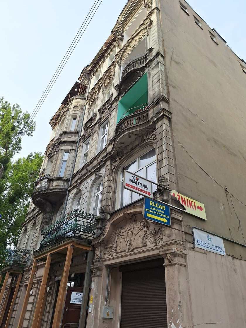 Kamienica nr 4 przy Wysokiej stoi samotnie, jako jedyna zachowana w dobrym stanie po tej stronie ulicy