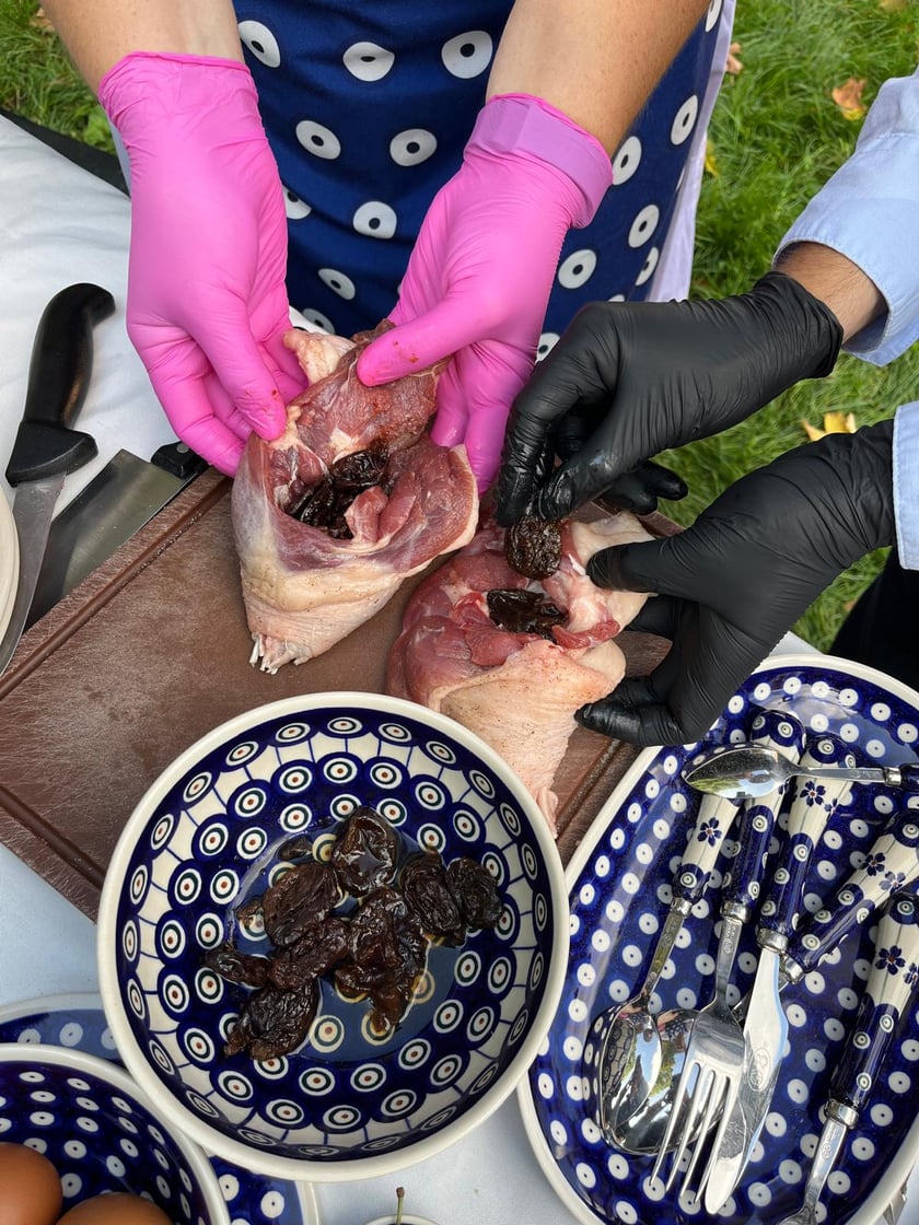 Powiększ obraz: <p>nadziewanie gęsiny suszonymi śliwkami</p>