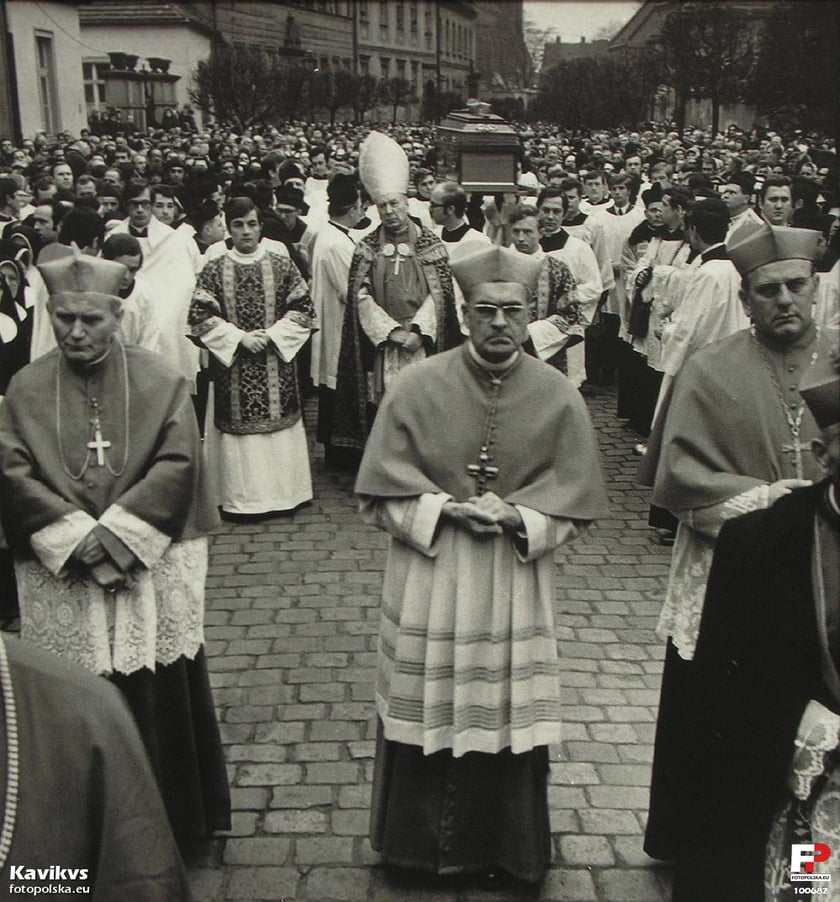 Powiększ obraz: 14 marca 1974 , Pogrzeb kardynała Bolesława Kominka. Obok kardynała Karola Wojtyły kardynał Julius August Dopfner z Monachium i kardynał Alfred Bengch z Berlina.,