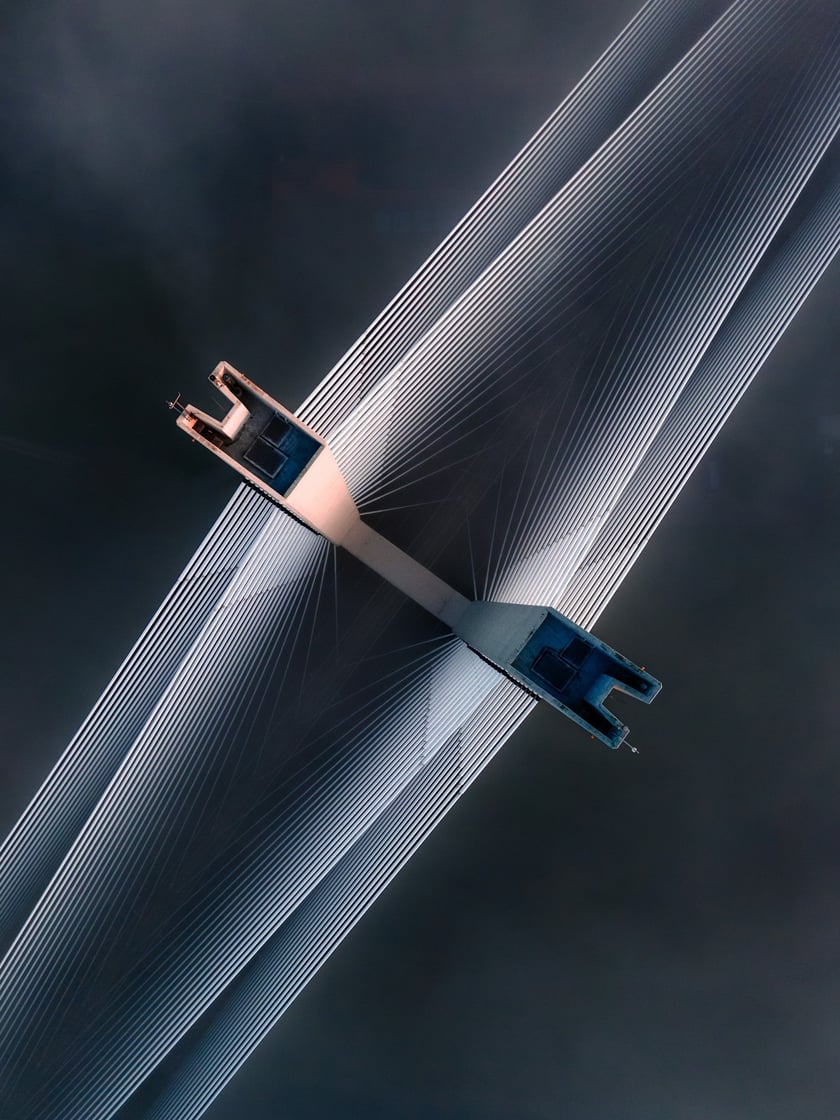 Powiększ obraz: <p>Most Rędziński widziany z drona. Zdjęcie zatytułowane "perfekcyjna symetria".</p>