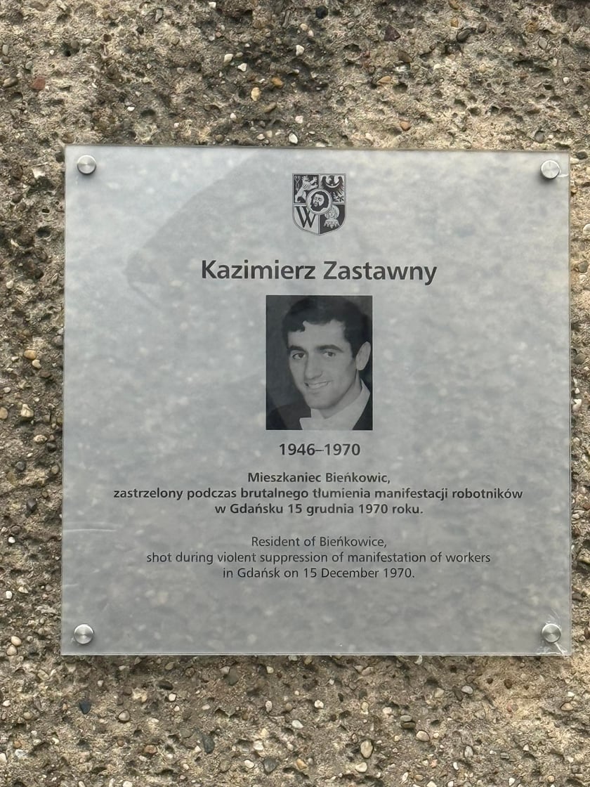 Powiększ obraz: Tablica na domu przy ul. Ziemniaczanej we Wrocławiu, w którym mieszkał Kazimierz Zastawny