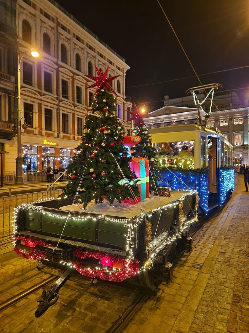 Powiększ obraz: <p>Zabytkowy Konstal ND przystrojony na święta</p>