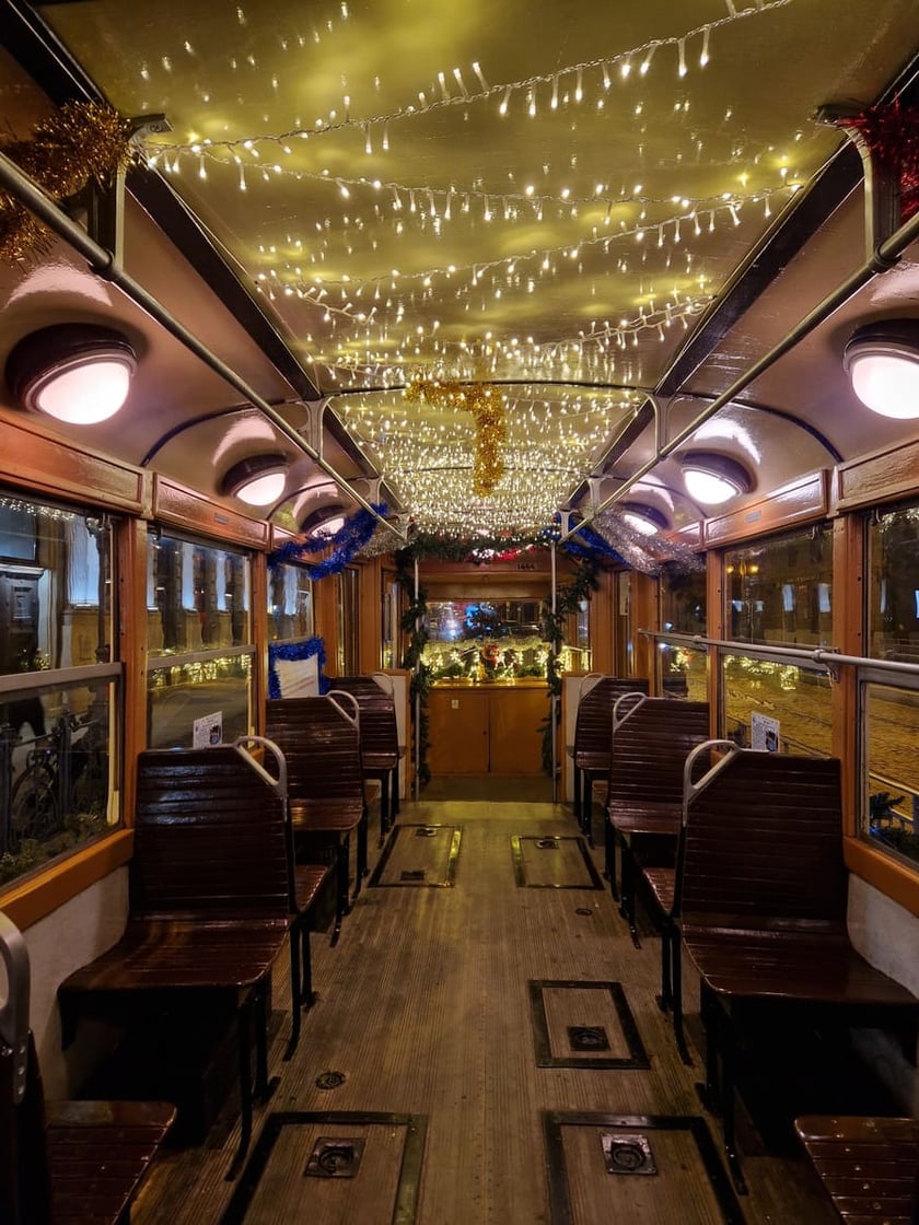 Powiększ obraz: <p>Zabytkowy Konstal ND przystrojony na święta</p>