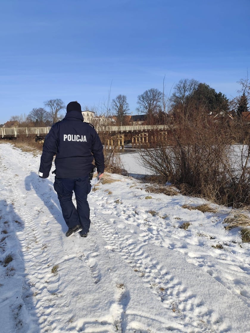 Powiększ obraz: <p>Policja woda we wsp&oacute;łpracy z innymi służbami sprawdza zamarznięte tafle akwen&oacute;w</p>