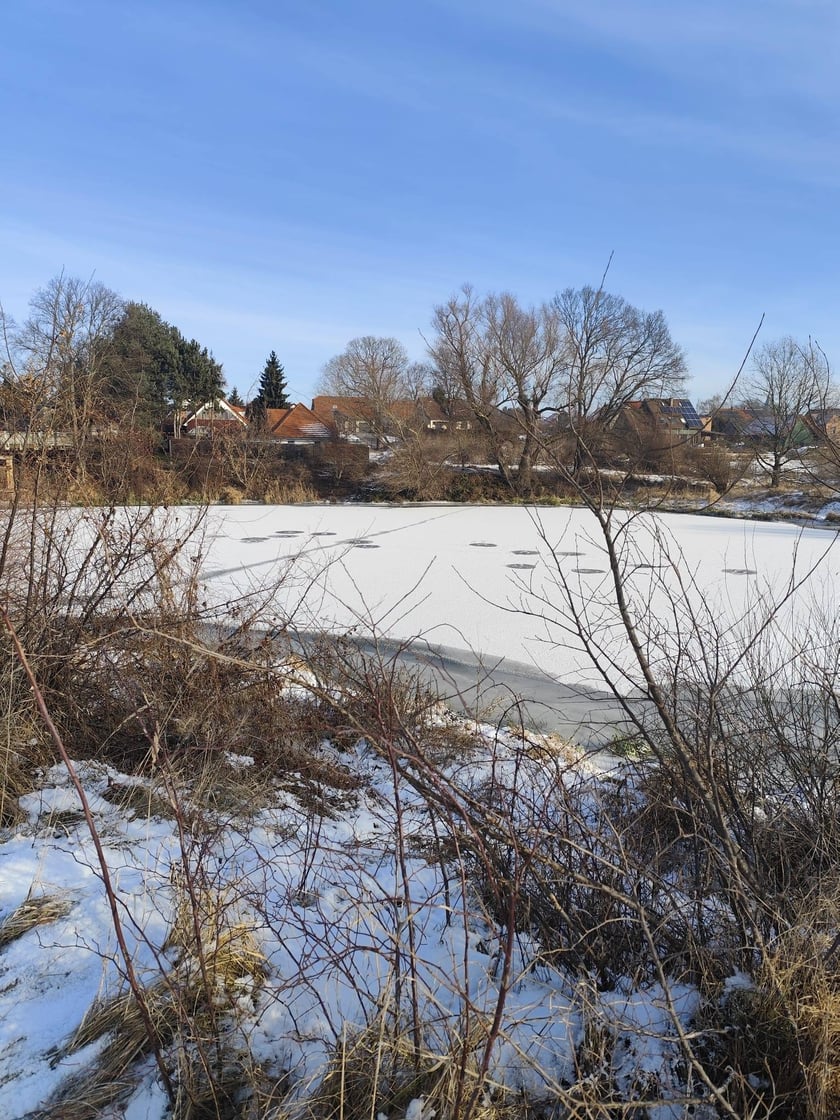 Powiększ obraz: <p>Zabawa na lodzie to igranie z losem, bo tafla jest nier&oacute;wna i w każdej chwili moe się załamać</p>