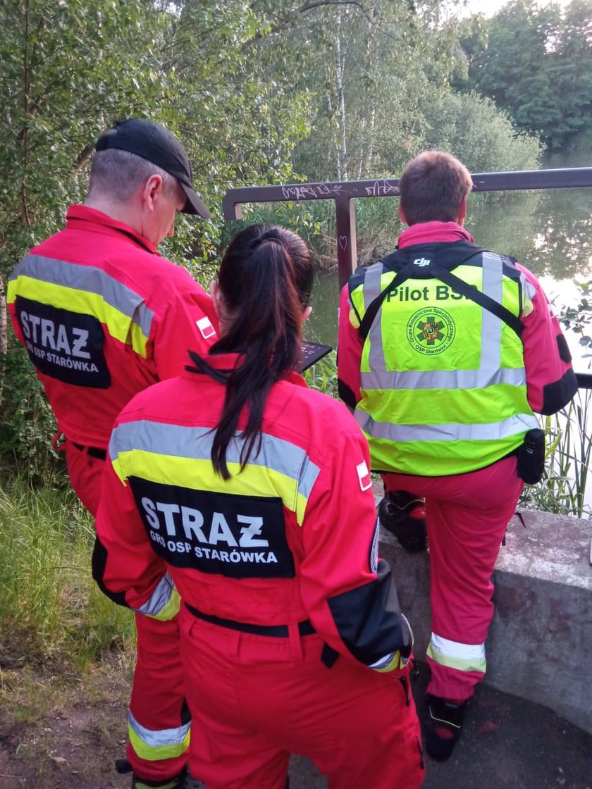 Powiększ obraz: Ratownicy OSP GRS Starówka podczas interwencji