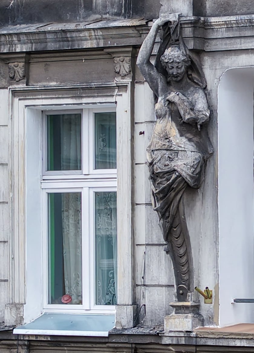 Powiększ obraz: <p>Kamienica przy ul. Wysokiej 4 ma bardzo ornamentalną fasadę</p>