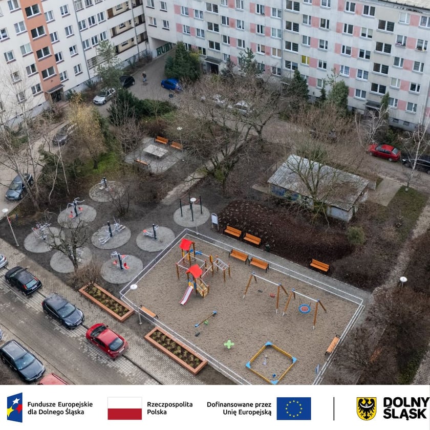 Powiększ obraz: <p>Teraz podw&oacute;rze przejdzie drugi etap remontu</p>