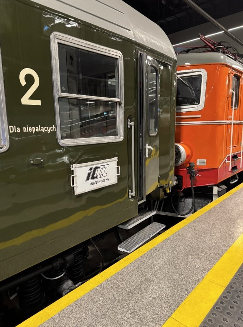 Powiększ obraz: Wagony pociągu "Niespiesznego" maja barwę oliwkową, jak dawniej