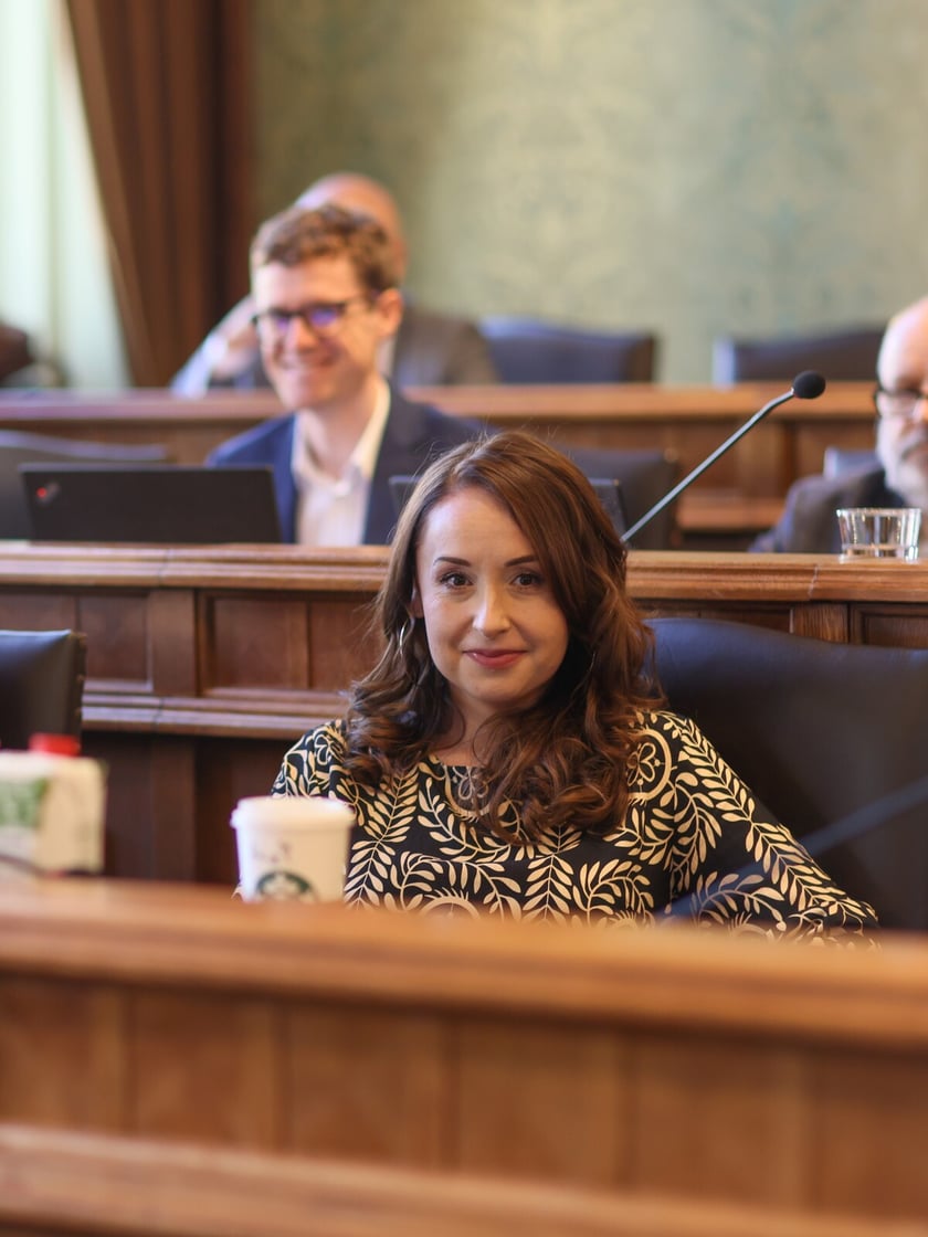 Powiększ obraz: <p>Radna Anna Kołodziej podczas sesni Rady Miejskiej Wrocławia, zdjęcie archiwalne.</p>