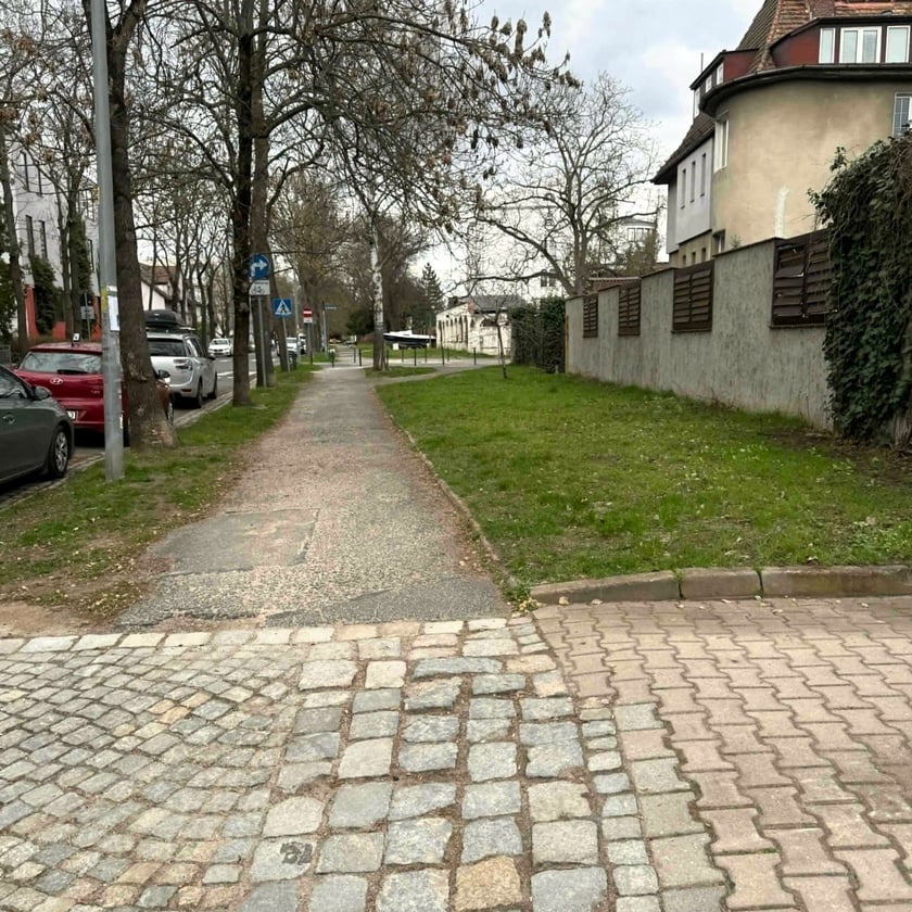 Powiększ obraz: Chodnik na ulicy Januszowickiej - stan obecny