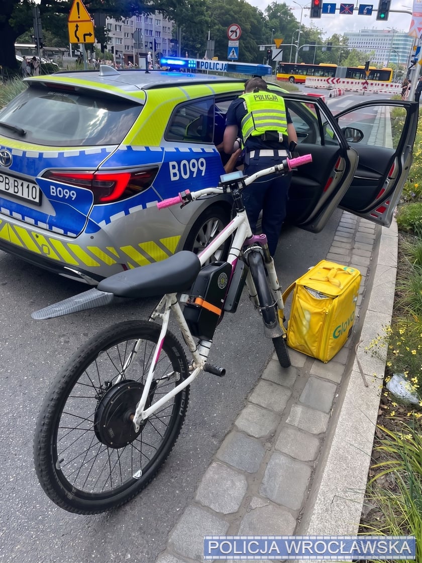 Powiększ obraz: Interwencja policjantów - motocyklista udający rowerzystę zatrzymany