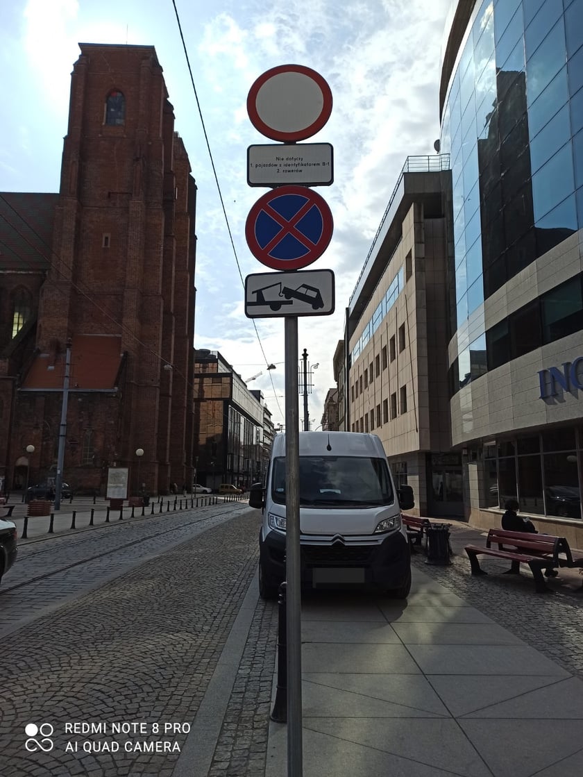 Powiększ obraz: <p>Mistrzowie parkowania na wrocławskich ulicach</p>