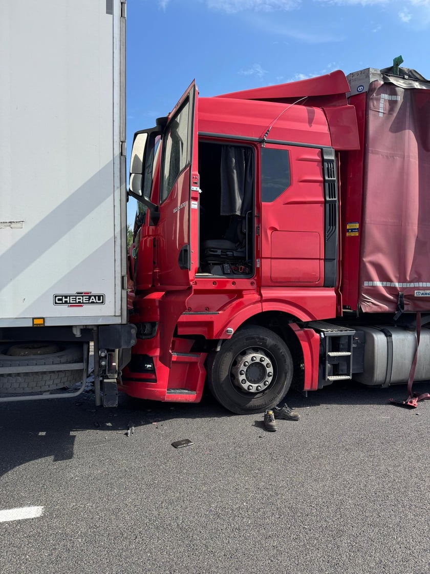 Powiększ obraz: <p>Na S8 doszło do dw&oacute;ch r&oacute;żnych wypadk&oacute;w, w tym samym czasie. Na szczęście nie ma os&oacute;b poważnie rannych</p>