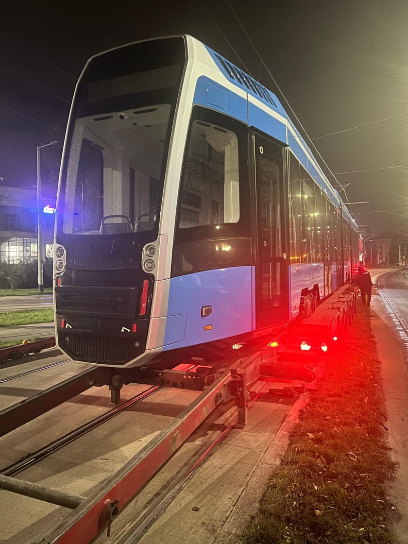 Powiększ obraz: Transport nowego tramwaju Pesa we Wrocławiu
