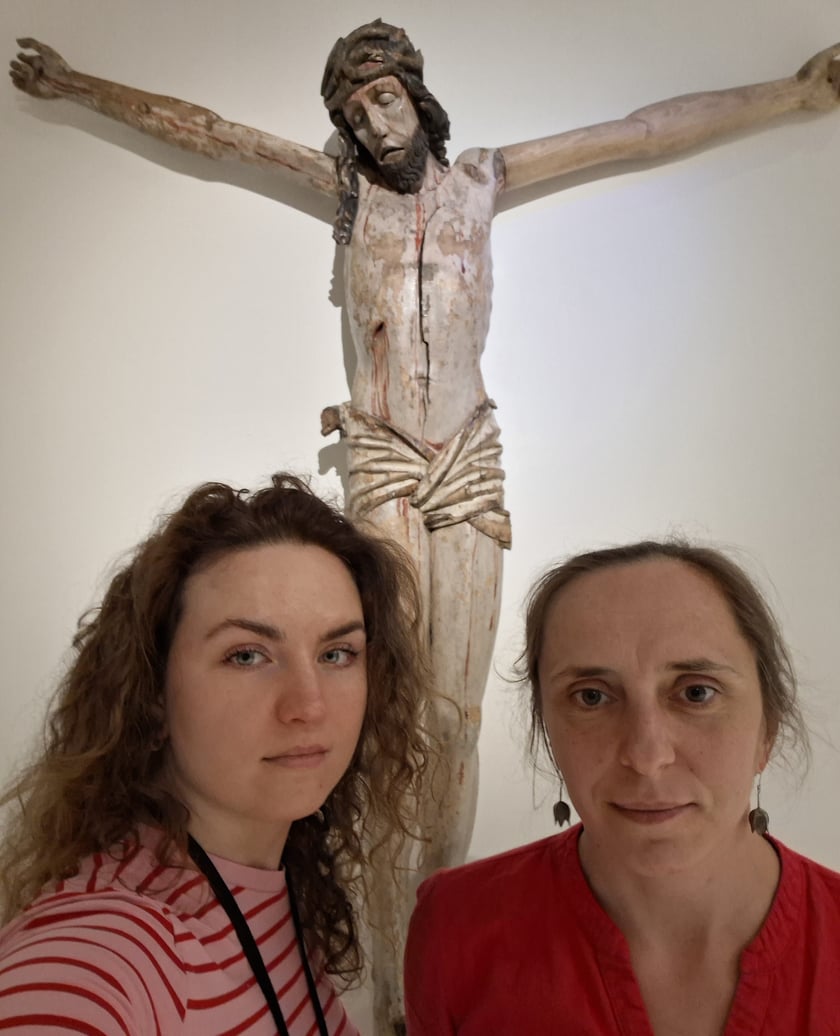 <p>Asystent Maria Zając i starsza konserwator Joanna Zyzik-Lubasińska przy rzeźbie Chrystusa ze zrekonstruowaną ręką</p>