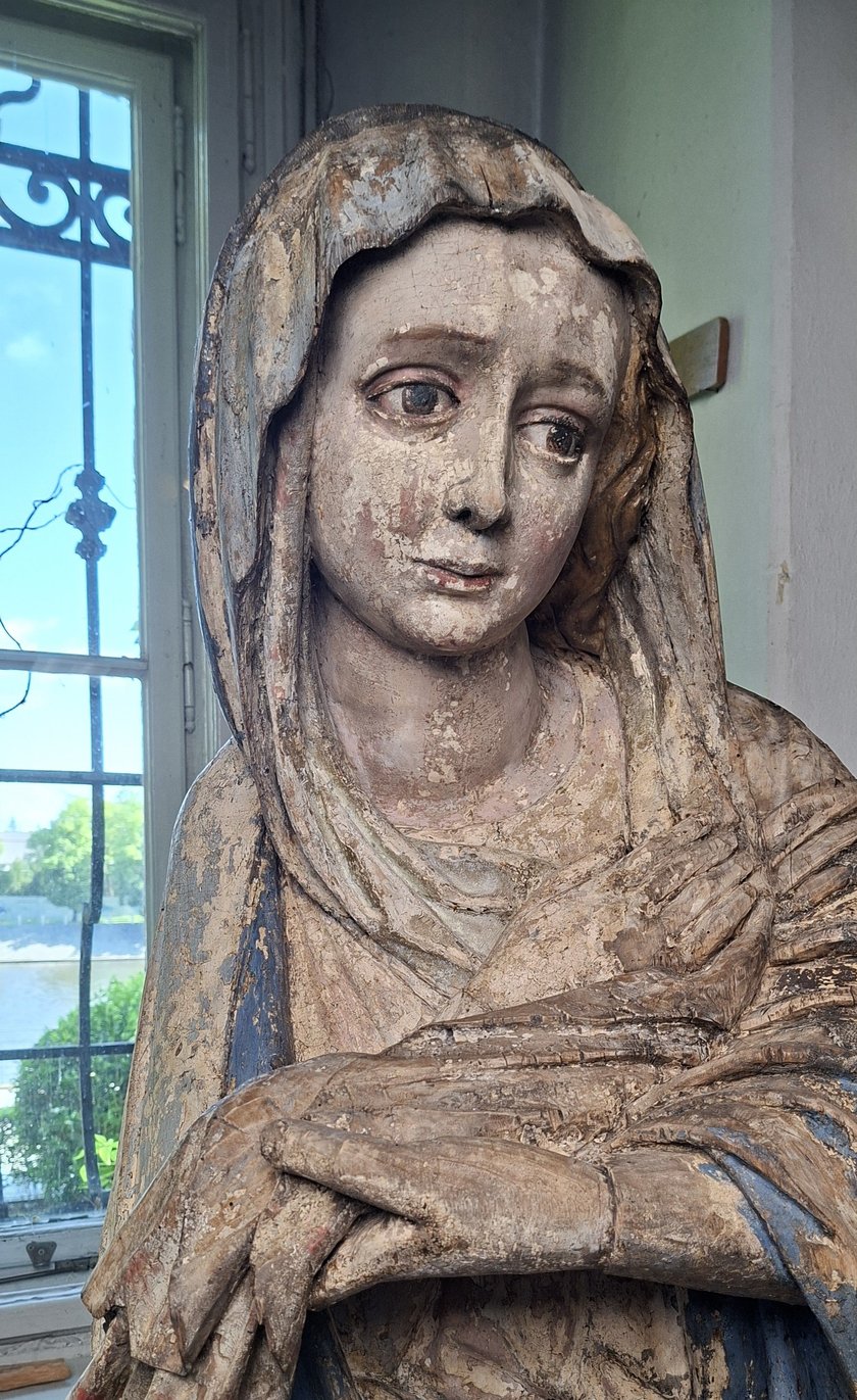 <p>Figura Matki Boskiej z ujmującą twarzą</p>