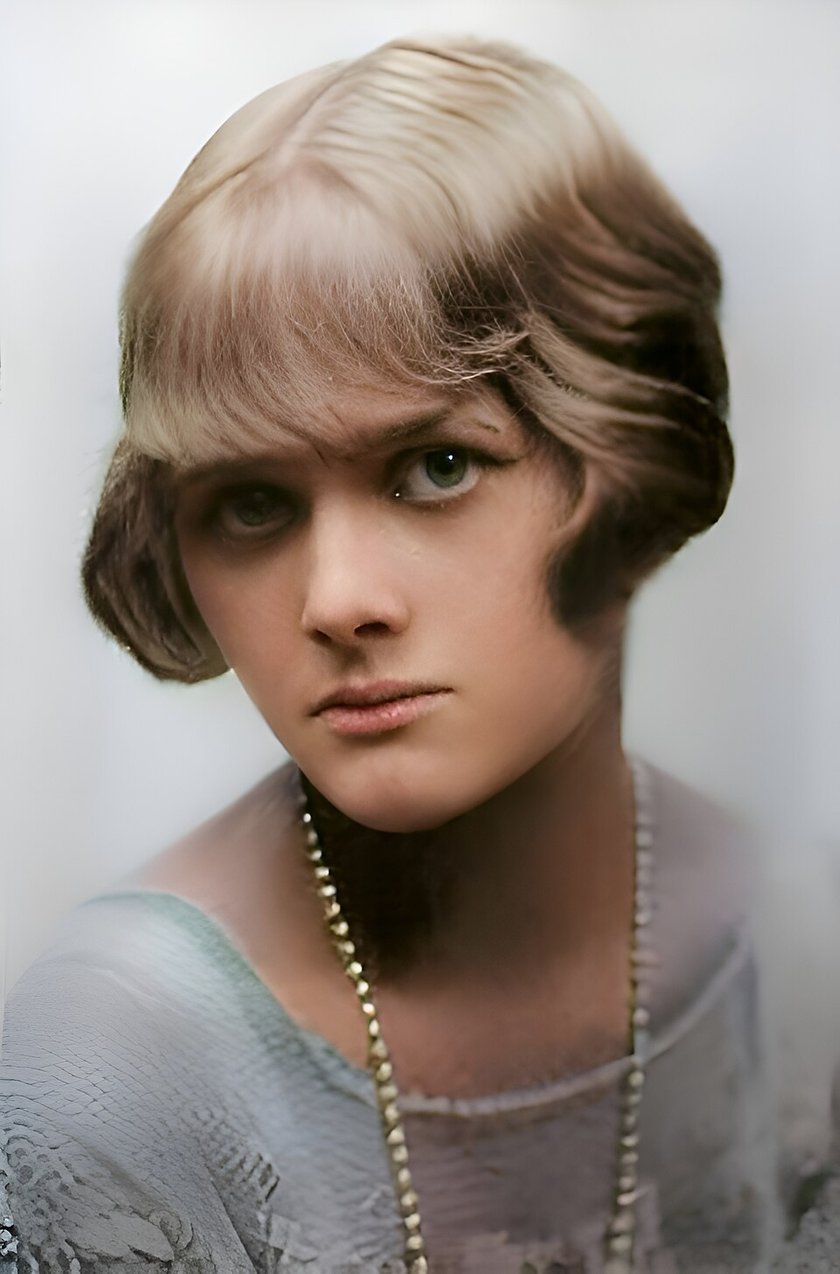 <p>Koloryzowane zdjęcie Daphne du Maurier, wizerunek z początku lat 30., kiedy wielkie sukcesy były jeszcze przed nią</p>