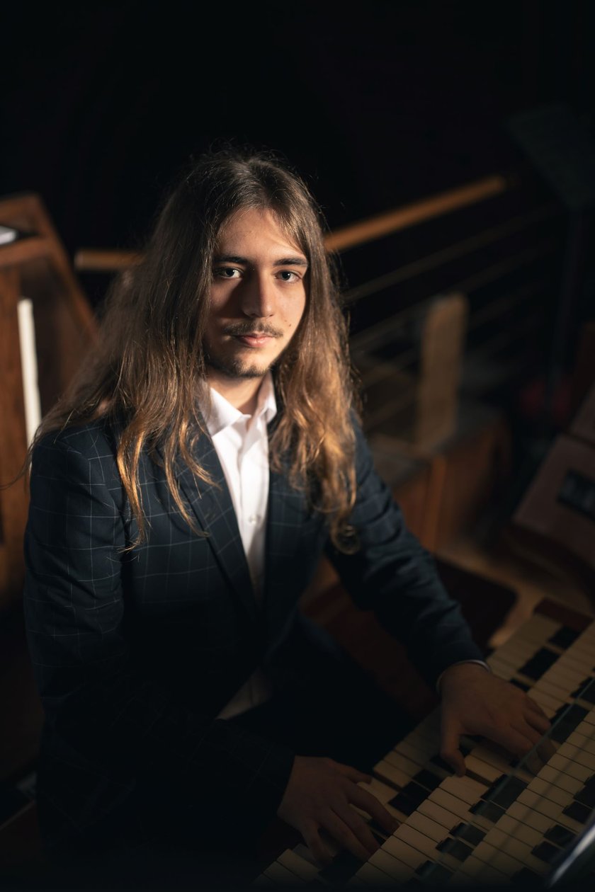 na zdjęciu organista Witold Piotrowski