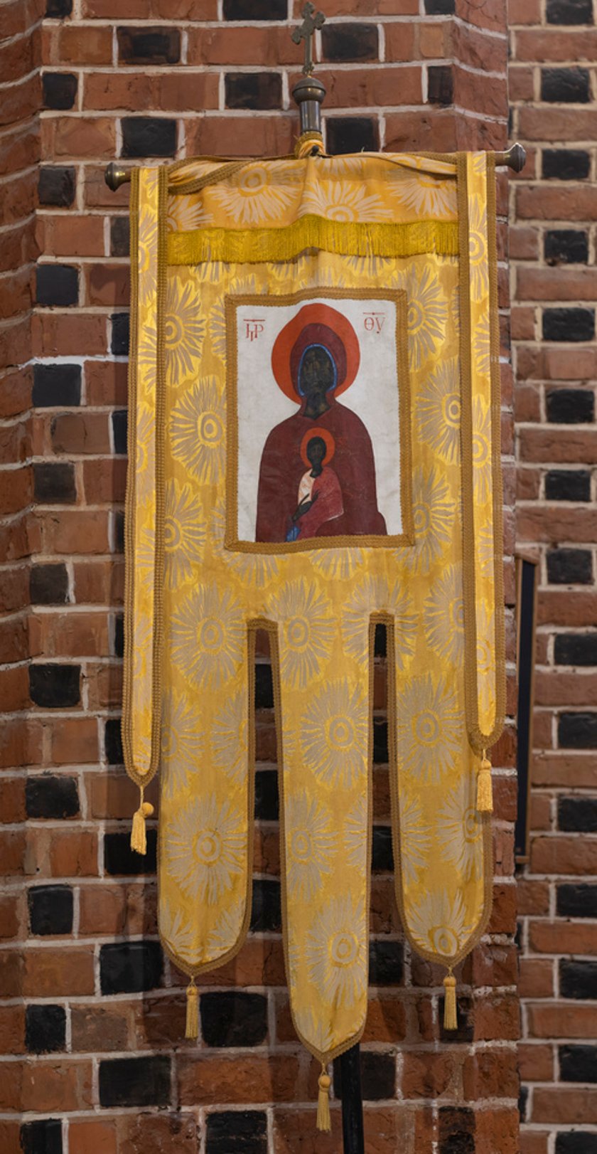 Powiększ obraz: Jerzy Nowosielski, Bogurodzica w typie Wsiemiłostiwej z małym Jezusem-Emmanuelem-Logosem, chorągiew liturgiczna, lata 80. XX w.