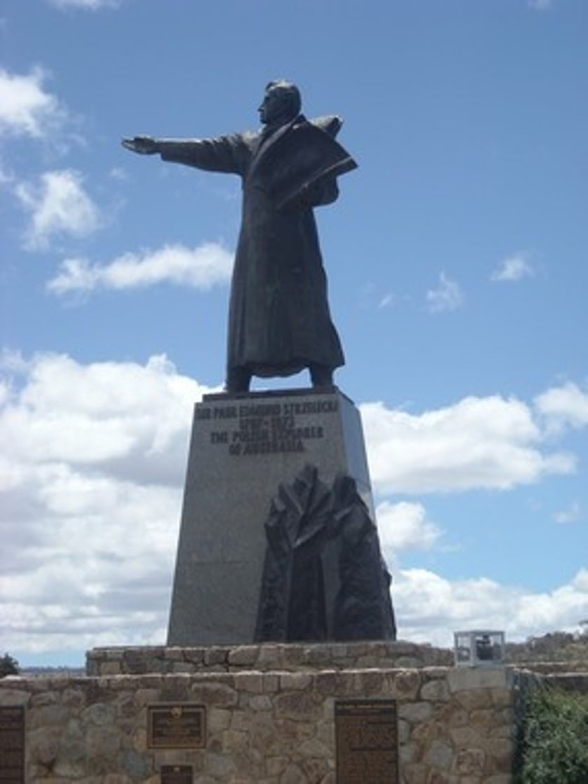 Sir Paul Edmund Strzelecki 1797-1873 The Polish Explorer of Australia / Z boku cokołu jest płaskorzeźba przedstawiająca góry wraz z nazwami minerałów odkrytych przez sir Strzeleckiego.