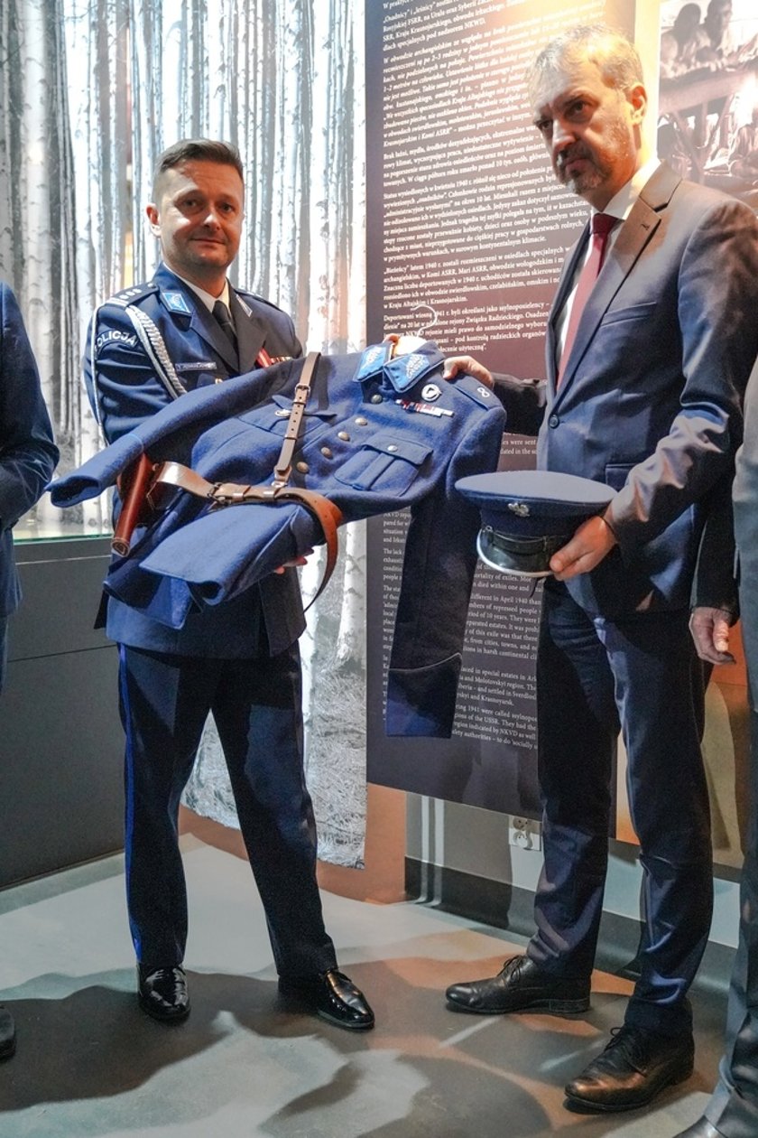<p>Na zdjęciu przekazanie repliki munduru nadkomisarza Piotra Jurczaka</p>