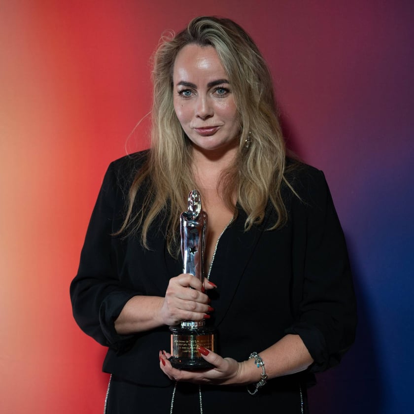 <p>Jagna Dobesz z Excellence Award przyznanej za scenografię podczas gali Europejskich Nagr&oacute;d Filmowych&nbsp;</p>