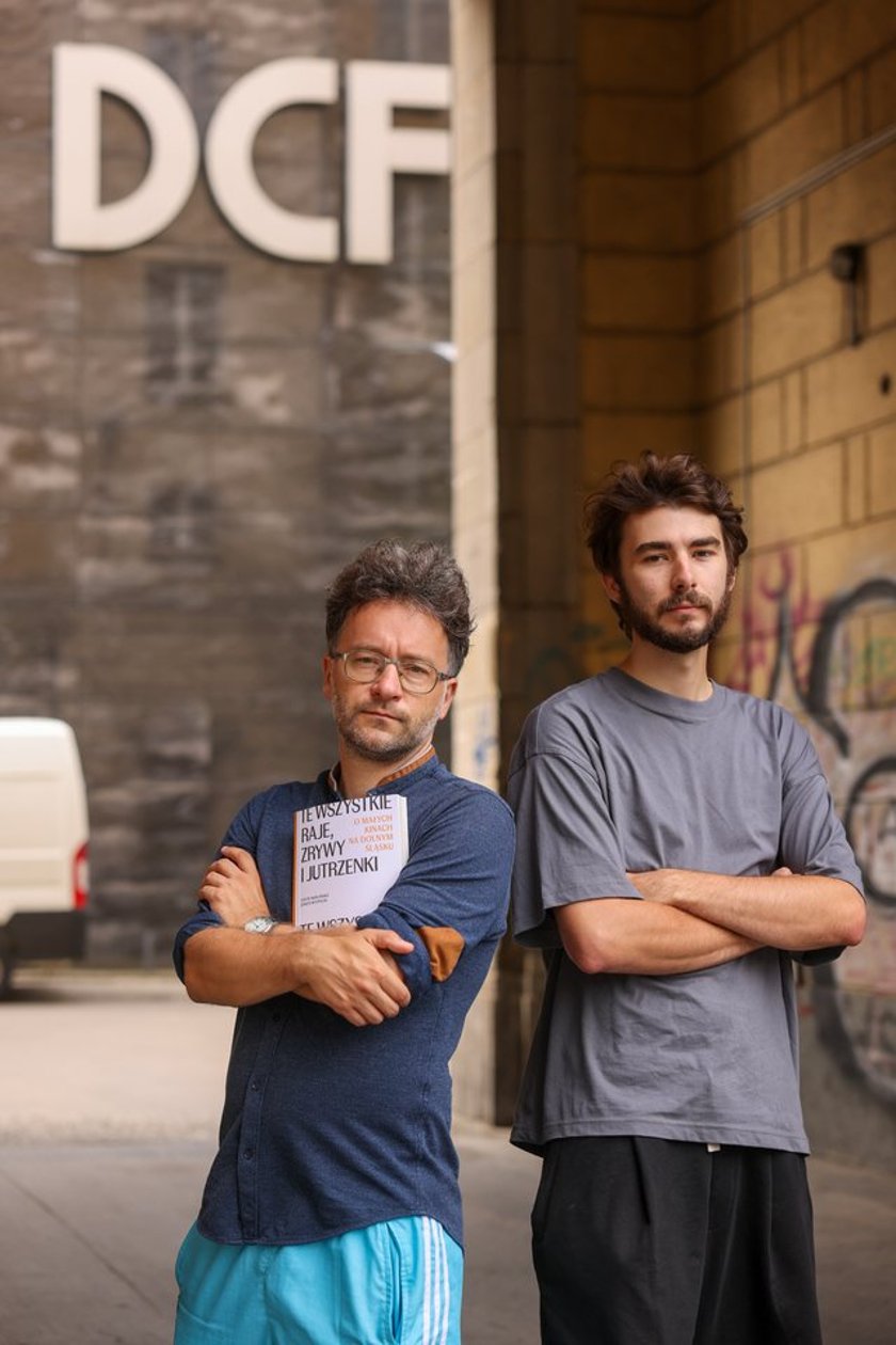 <p>Lech Moliński (z lewej) i Jerzy Wypych, autorzy książki &bdquo;Te wszystkie Raje, Zrywy i Jutrzenki. O małych kinach na Dolnym Śląsku&rdquo;</p>