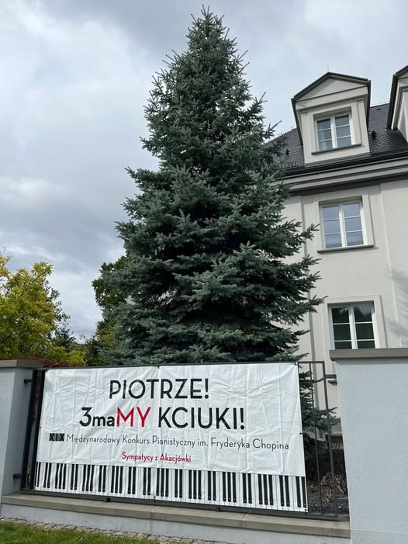 <p>Baner przy al. Akacjowej dla wrocławskiego pianisty Piotra Alexewicza</p>