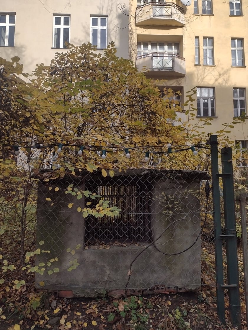 <p>We wrocławskich schronach odbywa się trzydniowa wystawa Yuriya Bileya &ndash; tu wylot schronu przy Curie-Skłodowskiej (w podw&oacute;rzu)</p>