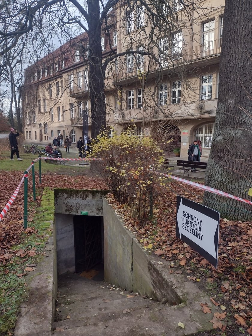 <p>We wrocławskich schronach odbywa się trzydniowa wystawa Yuriya Bileya &ndash; tu schron pod Uniwersytetem Medycznym na Bartla 5</p>