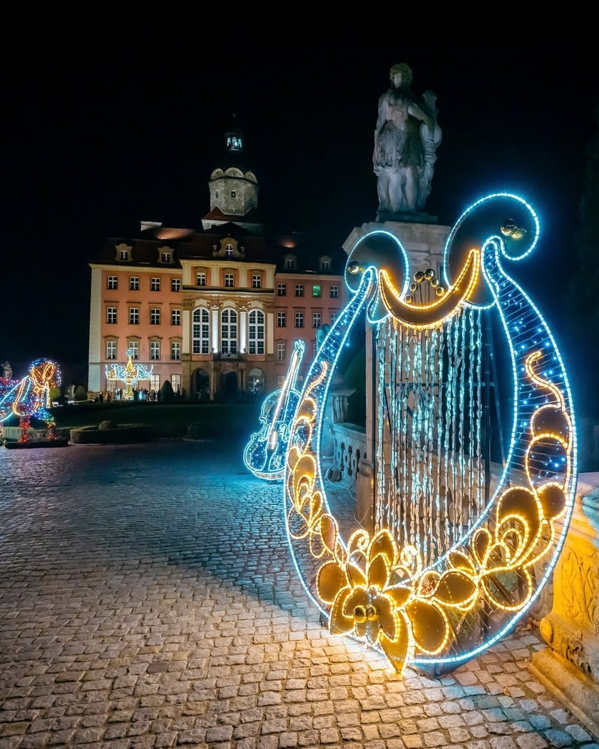 <p>Przepiękna wystawa &bdquo;Magia Świąt Royal Christmas&rdquo; w przestrzeniach Zamku Książ potrwa do 6 stycznia</p>