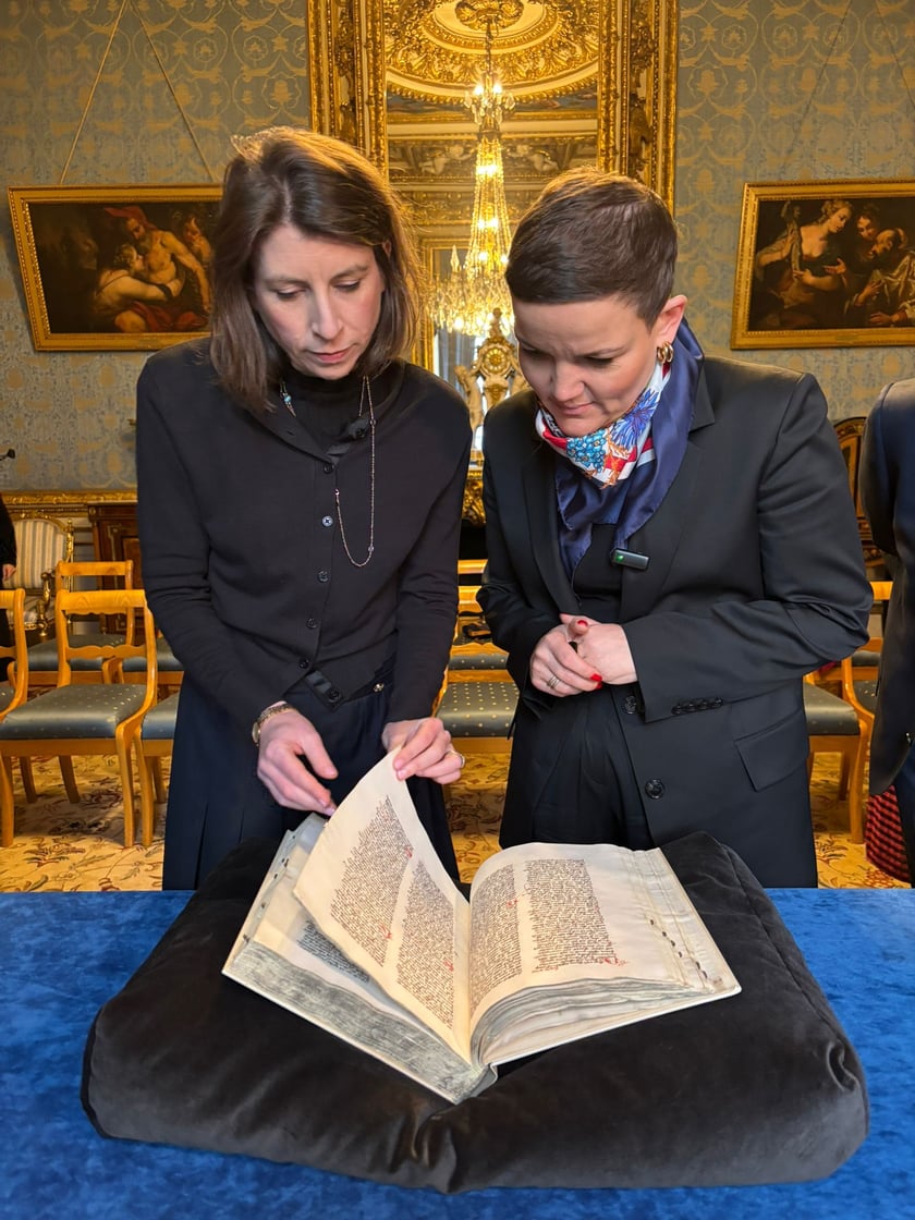 <p>Minister kultury i dziedzictwa narodowego Marta Cienkowska i przedstawicielka&nbsp;paryskiej galerii Les Enluminures przy rękopisie</p>