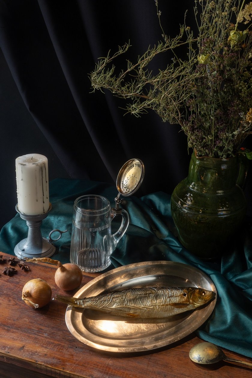 <p>Na zdjęciu st&oacute;ł zainscenizowany do sesji zdjęciowej wystawy &bdquo;Pieśń o roladzie, czyli Wrocław od kuchni&rdquo;&nbsp;</p>