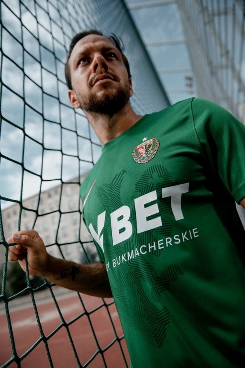 Powiększ obraz: Tak wyglądają nowe koszulki piłkarzy Śląska Wrocław na sezon 2022/2023. Gdzie możecie je kupić?