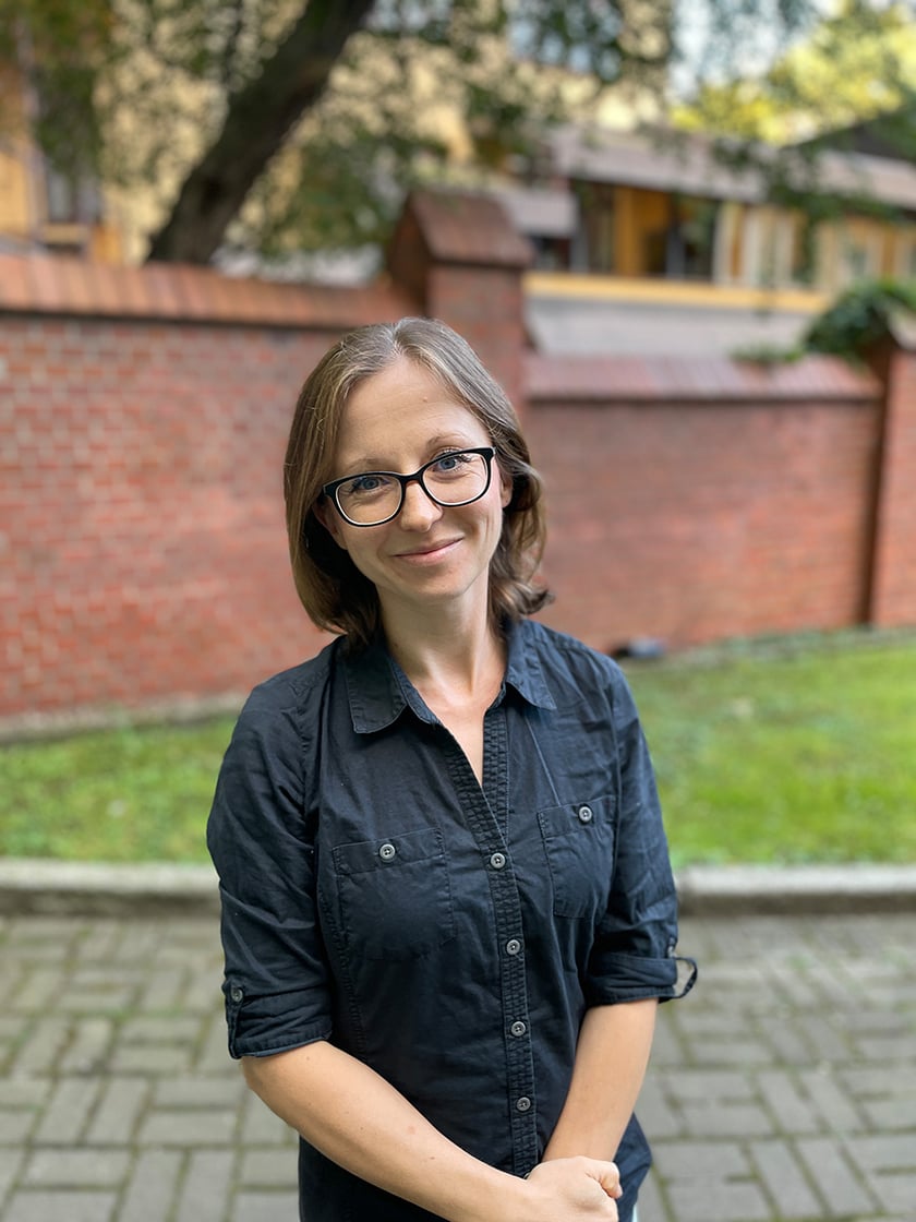 <p> </p>
<p class="MsoNormal">– Zestresowany pies szuka bezpiecznego miejsca. I powinniśmy mu to bezpieczeństwo zapewnić. Nieprawdą jest mit, że psa nie należy psa pocieszać w takiej sytuacji ze względu na możliwość pogłębienia tego stanu. Któż chciałby być odtrąconym przez bliską osobę, gdy paraliżuje go strach –argumentuje dr Anna Budny-Walczak, dogoterapeutka z Wydziału Biologii i Hodowli Zwierząt Uniwersytetu Przyrodniczego</p>
<p> </p>
<p> </p>
