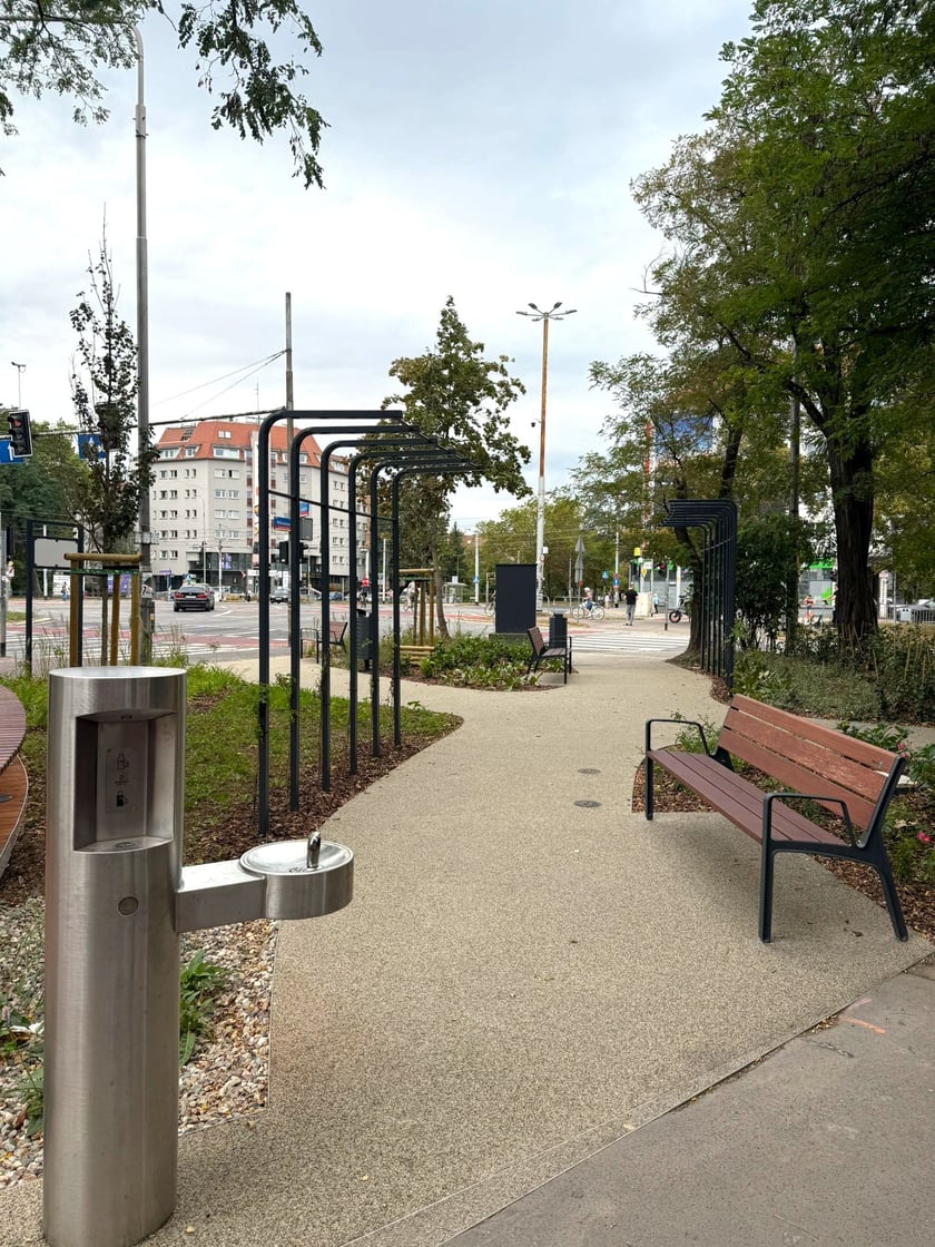 Park kieszonkowy przy skrzyżowaniu ulicy Powstańców Śląskich z aleją Wiśniową