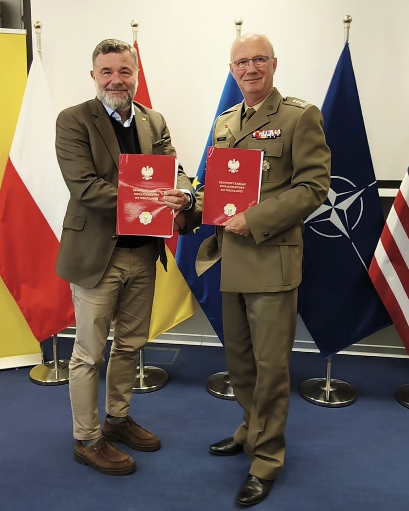 Prezes spółki PORR Piotr Kledzik i płk Robert Wójcik, szef Rejonowego Zarządu Infrastruktury we Wrocławiu po podpisaniu umowy