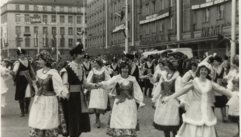 Powiększ obraz: <p>Zdjęcia archiwalne studenckiego zespołu (jeszcze nie "Kaliny"). Poch&oacute;d z okazji 1 maja (1978)</p>