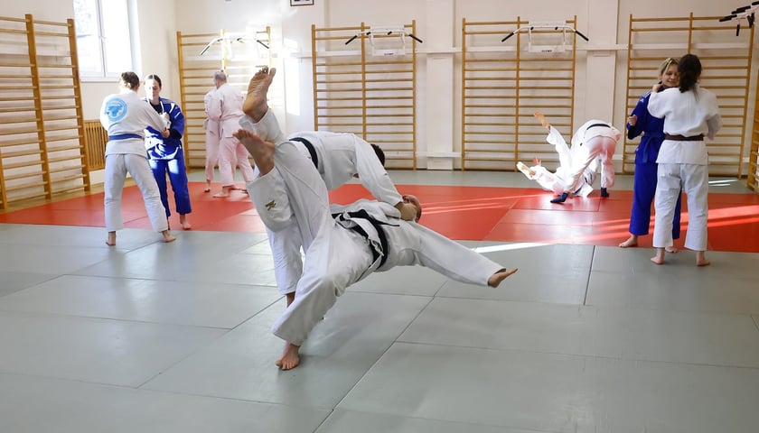 Powiększ obraz: <p class="MsoNormal"><span style="mso-fareast-language: PL;">Trening judo prowadzili&nbsp;kpr. Agata Ozdoba-Błach i&nbsp;st. szer. Damian Szwarnowiecki</span></p>